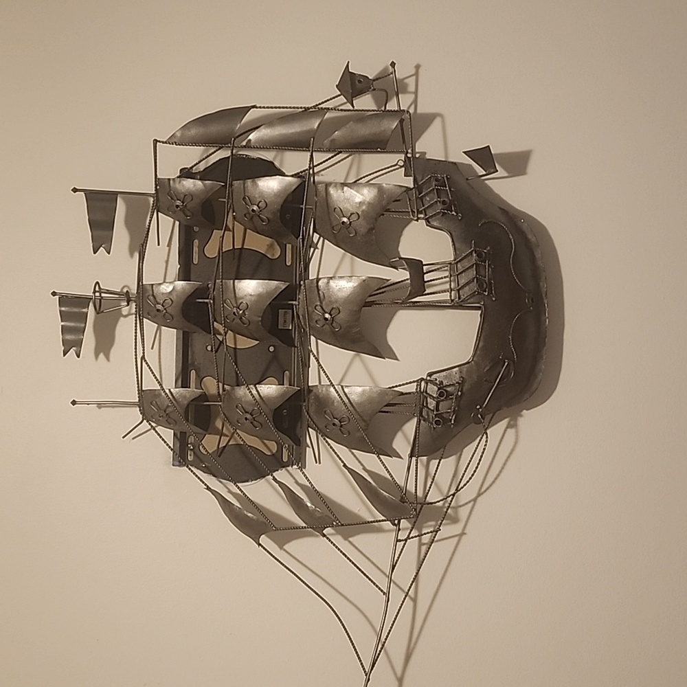 Metal ship . Does have 2 spots to nail on wall if preferred 🤔